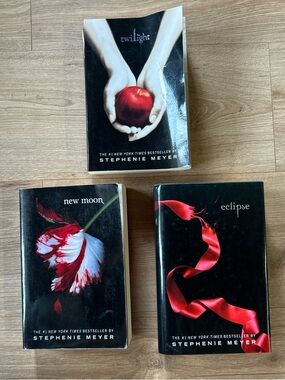 Twilight Saga Paperback Set - Twilight, New Moon, Eclipse (Black & Red)